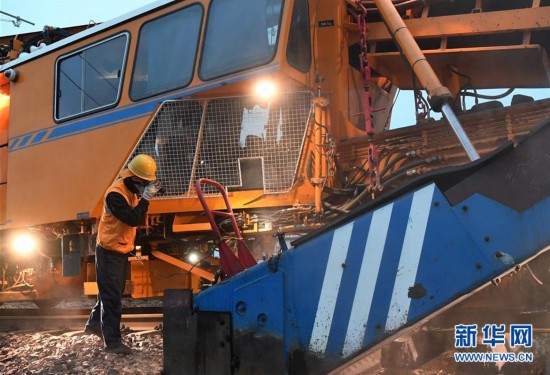 (社會(huì))(3)鐵路線路整治:白天與黑夜的堅(jiān)守