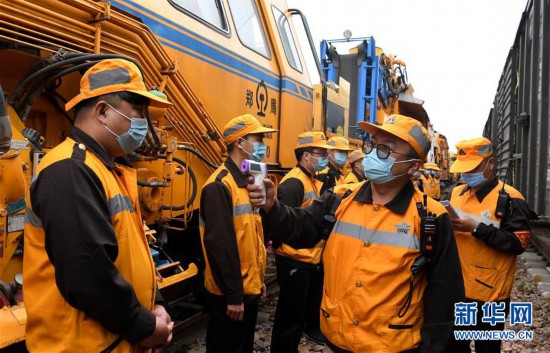 (社會(huì))(1)鐵路線路整治:白天與黑夜的堅(jiān)守