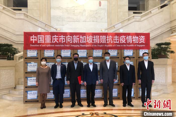 圖為捐贈方與接收方代表合影留念?！⑾嗔?攝