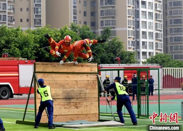 新消防員進(jìn)行消防障礙接力操展示?！⒅铱?攝