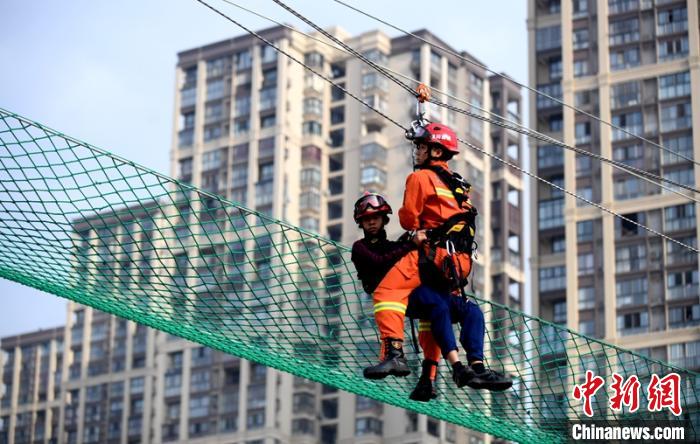 新消防員進(jìn)行T型救援操展示?！⒅铱?攝