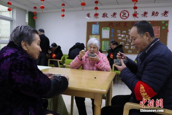1月13日，志愿者為社區(qū)養(yǎng)老院送臘八粥。當日是中國傳統(tǒng)臘八節(jié)，安徽省合肥市濱湖欣園社區(qū)志愿者為社區(qū)養(yǎng)老院送去臘八粥、慰問品和節(jié)日的祝福。<a target='_blank'  data-cke-saved- >中新社</a>發(fā) 余秀娟 攝