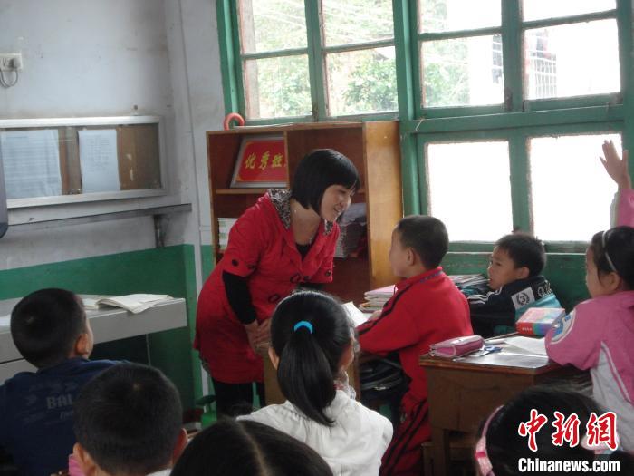 劉發(fā)英活潑的教學(xué)風(fēng)格受孩子們喜愛(ài)(資料圖)受訪(fǎng)者供圖