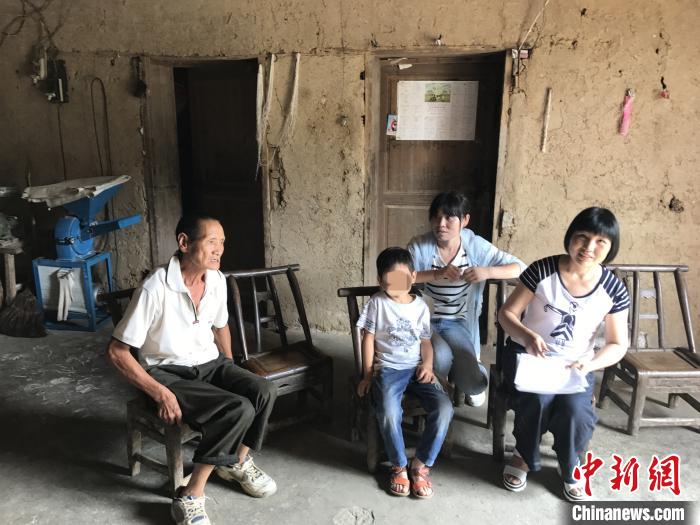 劉發(fā)英到貧困學(xué)生家走訪(fǎng)核實(shí)(資料圖)受訪(fǎng)者供圖