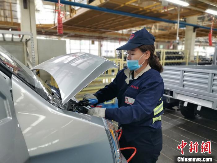 在滿足國外市場供應的同時，成功汽車也緊盯國內市場，拓渠道保銷量?！「唢w 攝