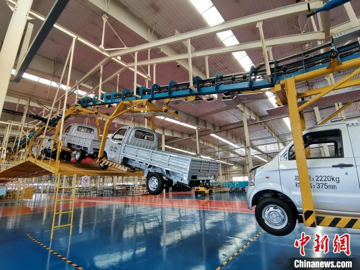 成功汽車是山西省重點轉型項目，擁有國內先進的零部件、發(fā)動機整機自動裝配和發(fā)動機生產線、實驗線，還有國際一流的工業(yè)機器人?！「唢w 攝