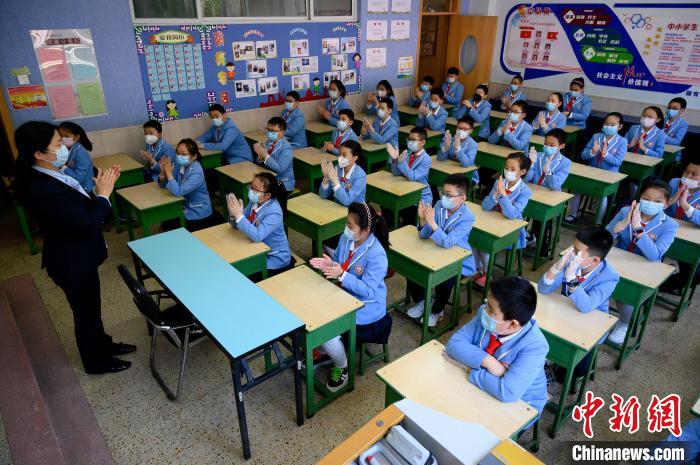 學(xué)校是人群密集場所，山西省疫情防控工作領(lǐng)導(dǎo)小組要求，要周密閉環(huán)做好疫情防控?！№f亮 攝