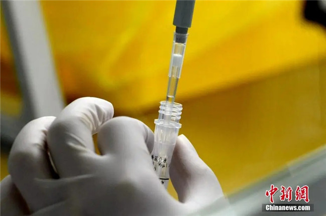 資料圖：工作人員正在準備檢測試劑。<a target='_blank'  data-cke-saved- >中新社</a>記者 王東明 攝