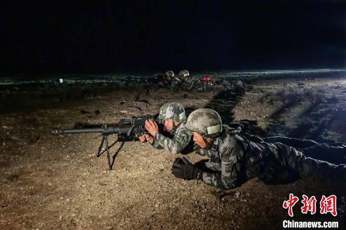 夜間狙擊手摧毀敵探照燈。　蒲津 攝