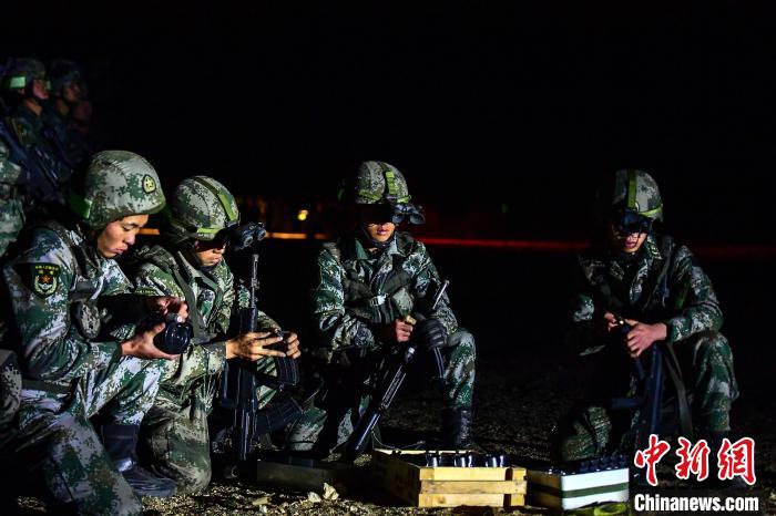 戰(zhàn)士正在補(bǔ)充彈藥。　蒲津 攝