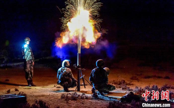 演練中偵察兵在夜間利用迫擊炮摧毀敵輕型裝甲。　郭東東 攝