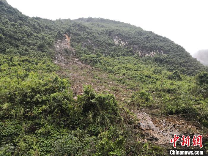 山體滑坡處?！↑S鵬 攝