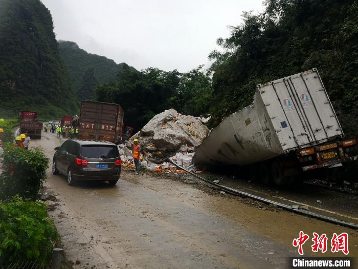 事故現(xiàn)場(chǎng)?！↑S鵬 攝