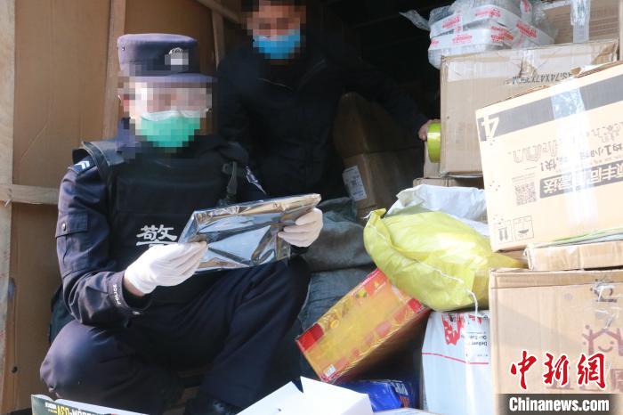 圖為勐康邊檢站民警在對(duì)快遞運(yùn)輸車(chē)輛進(jìn)行例行檢查?！钐?攝