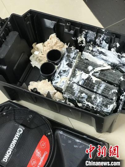 圖為臨滄邊境管理支隊(duì)從音響中查獲毒品?！⒂狼?攝