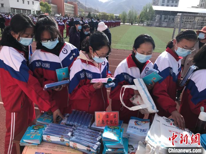 圖為西藏自治區(qū)應(yīng)急管理廳在學(xué)校開展安全生產(chǎn)宣傳(資料圖)。西藏自治區(qū)應(yīng)急管理廳 供圖