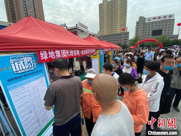 一些知名企業(yè)展臺前，投遞簡歷、咨詢就業(yè)的人絡(luò)繹不絕?！∏愊?攝