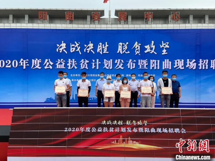 在現(xiàn)場，綠地集團與困難就業(yè)群體就業(yè)代表簽署勞務(wù)合同，并為首批6名就業(yè)代表頒發(fā)上崗證書。　屈麗霞 攝