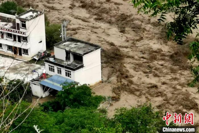 洪水淹沒房屋?！〉ぐ托峁?攝