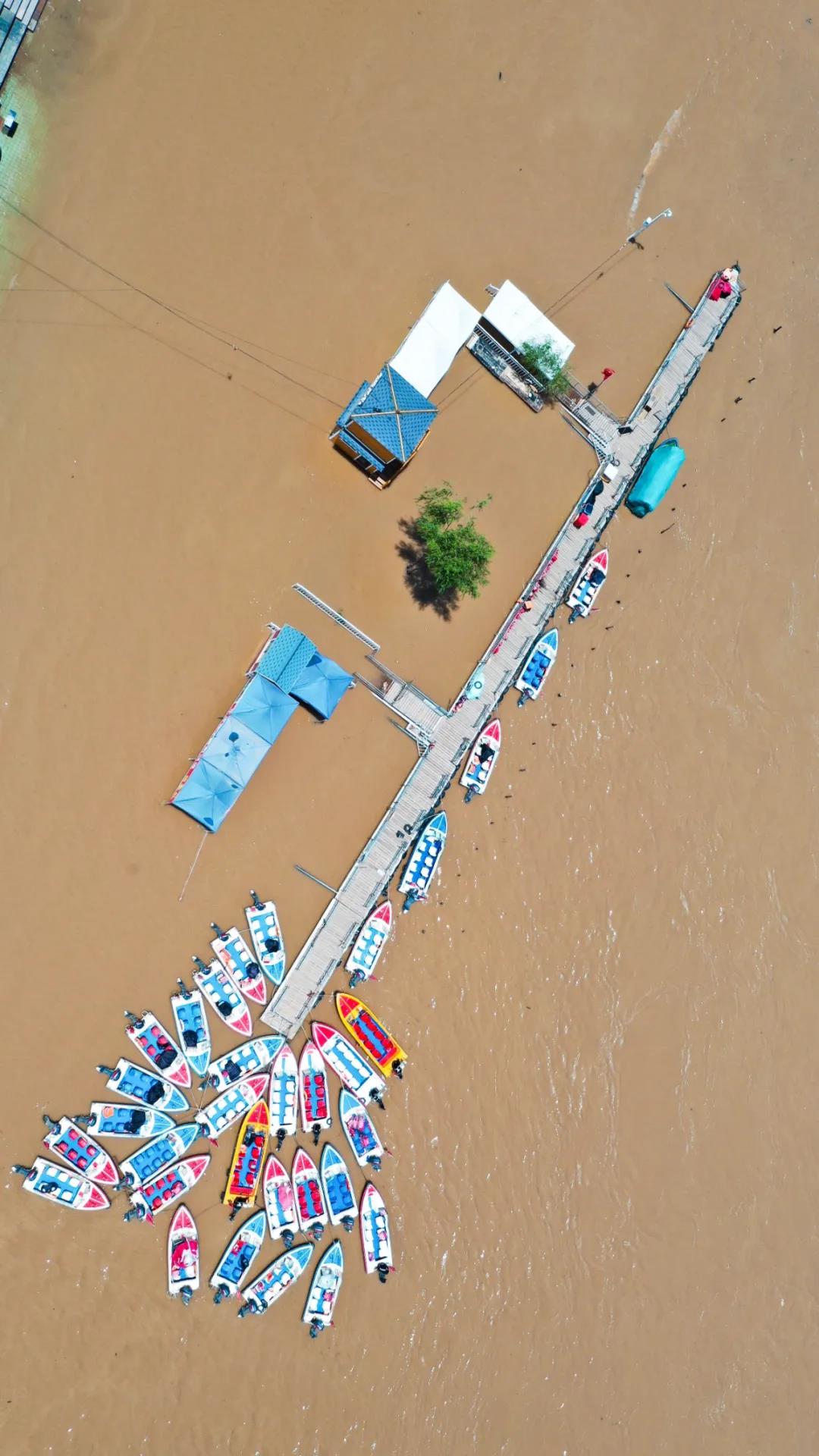 ▲圖為6月27日已暫時關閉的黃河蘭州段一處快艇碼頭（無人機照片）。新華社發(fā)（郎兵兵 攝）