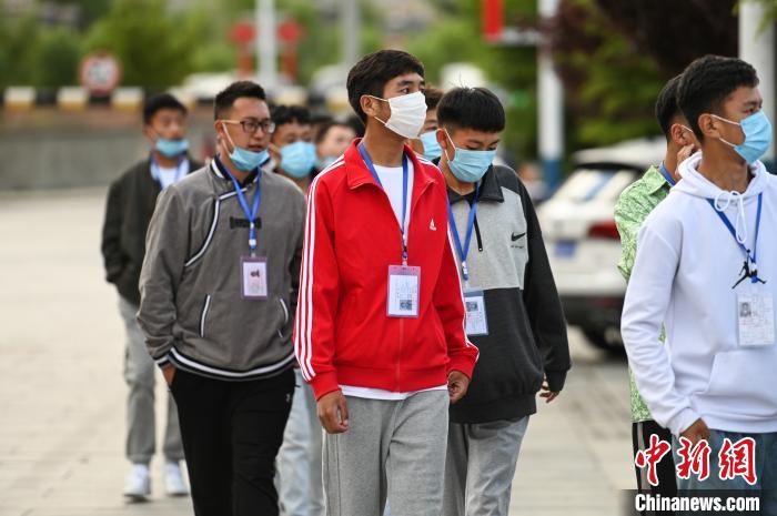 7月7日，考生在拉薩三高考點(diǎn)外有序排隊(duì)，等待進(jìn)入考場(chǎng)?！『闻罾?攝