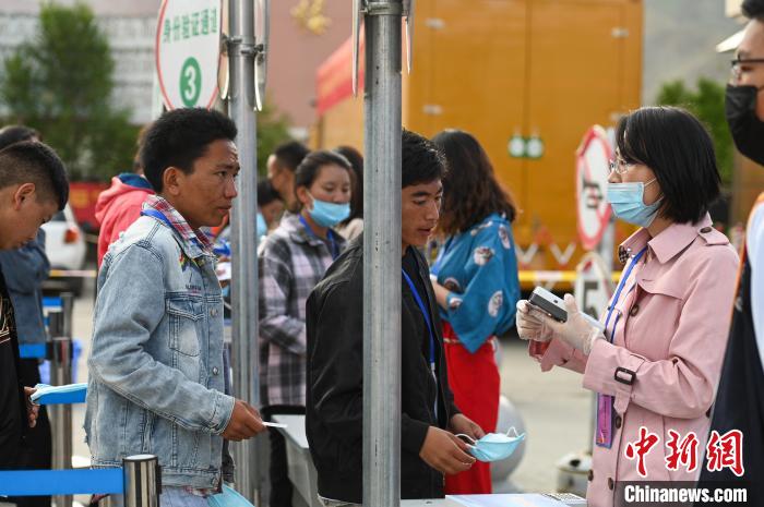 7月7日，考生在拉薩三高考點(diǎn)外進(jìn)行身份證件核驗(yàn)?！『闻罾?攝