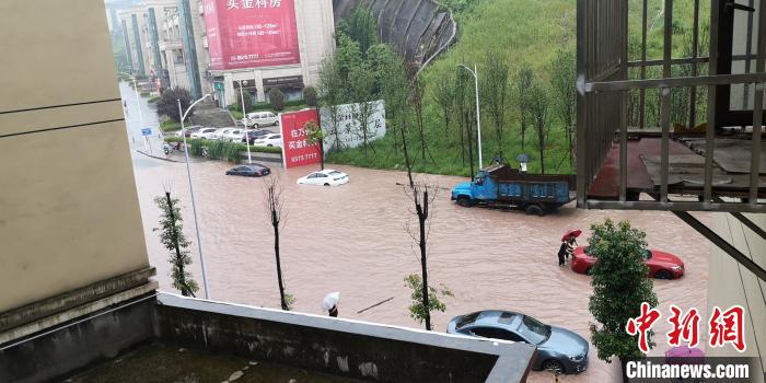 圖為重慶萬州城區(qū)積水嚴(yán)重?！≈貞c萬州區(qū)委宣傳部供圖 攝