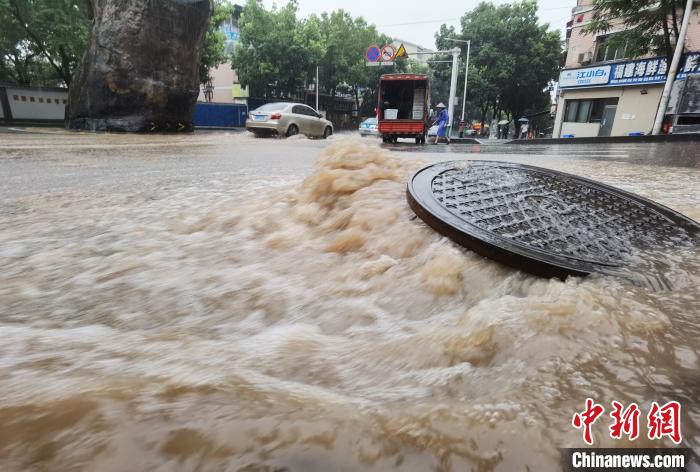 圖為重慶萬州城區(qū)積水嚴(yán)重?！≈貞c萬州區(qū)委宣傳部供圖 攝