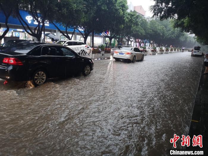 圖為重慶萬州城區(qū)積水嚴(yán)重。　重慶萬州區(qū)委宣傳部供圖 攝