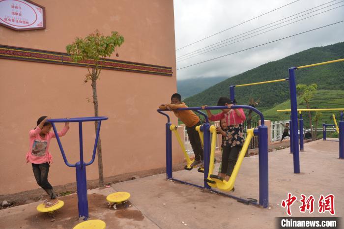 甲甲溝村里玩耍的孩子?！埨?攝