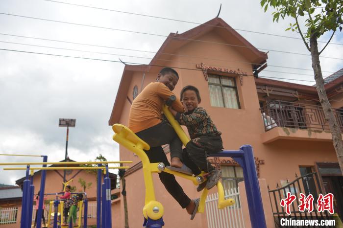 甲甲溝村里玩耍的孩子。　張浪 攝