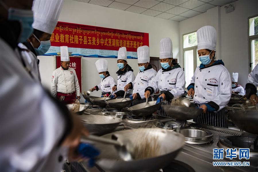 （新華全媒頭條·走向我們的小康生活·圖文互動(dòng)）（2）扎西德勒，我們的新家園——西藏易地扶貧搬遷搬出幸福美好新生活