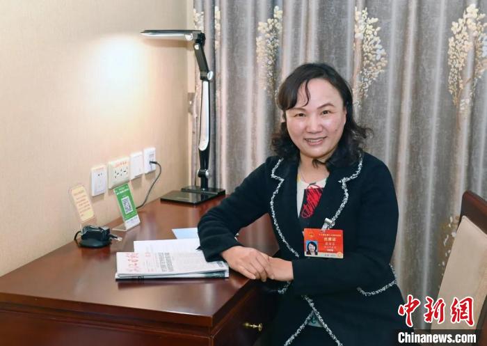 全國人大代表，浙江省臺州市椒江區(qū)大陳實驗學(xué)校校長、黨支部書記翁麗芬 蔡榮章 攝