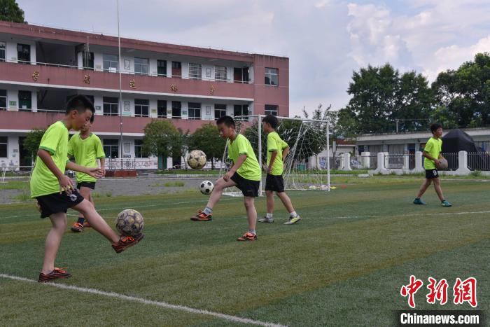 人大代表呼吁篩查防控青少年頸椎、脊柱等健康問題