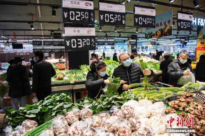資料圖：民眾在超市采購(gòu)商品。<a target='_blank'  data-cke-saved- >中新社</a>記者 侯宇 攝