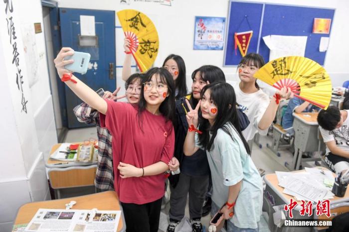 資料圖：6月6日，2021年高考前夕，湖南長沙同升湖實驗學(xué)校高三年級，考生們在教室內(nèi)合影。 楊華峰 攝