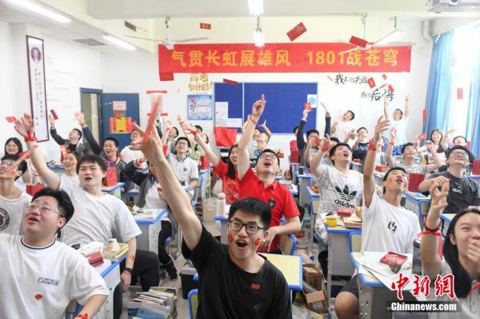 資料圖：6月6日，湖南長沙同升湖實驗學(xué)校教師與考生拋起紅包迎接高考。 楊華峰 攝