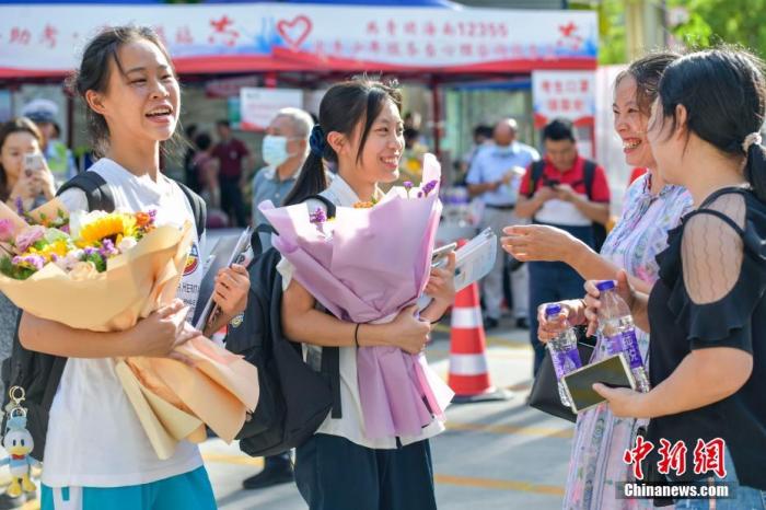 資料圖：6月10日，海南省海口市海南中學考點外，家長為剛剛走出考場的考生送上鮮花。當日，海南省2021年高考結(jié)束 。 <a target='_blank'  data-cke-saved- ><p  align=