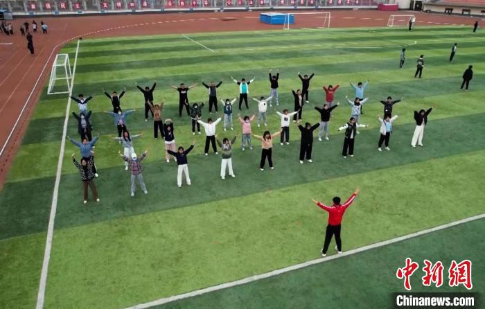 寧夏大學(xué)校園內(nèi)，學(xué)生跟隨老師練習(xí)八段錦。 謝宇 攝