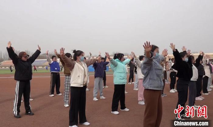 寧夏大學(xué)校園內(nèi)，學(xué)生練習(xí)八段錦。 謝宇 攝