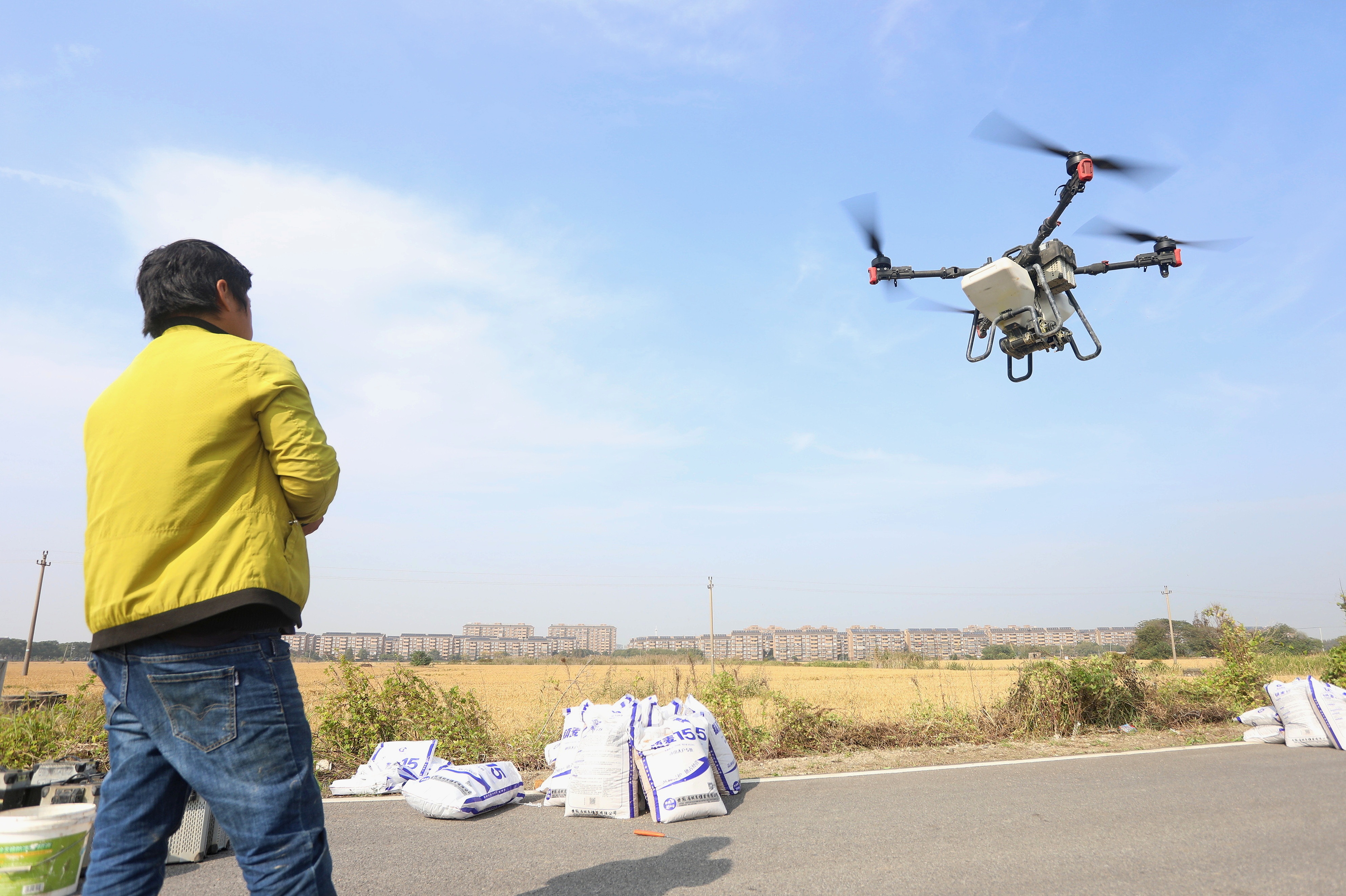 2023年11月15日，浙江嘉興，南湖區(qū)七星街道一處農(nóng)田里，農(nóng)民操縱無人機(jī)進(jìn)行冬小麥飛播。